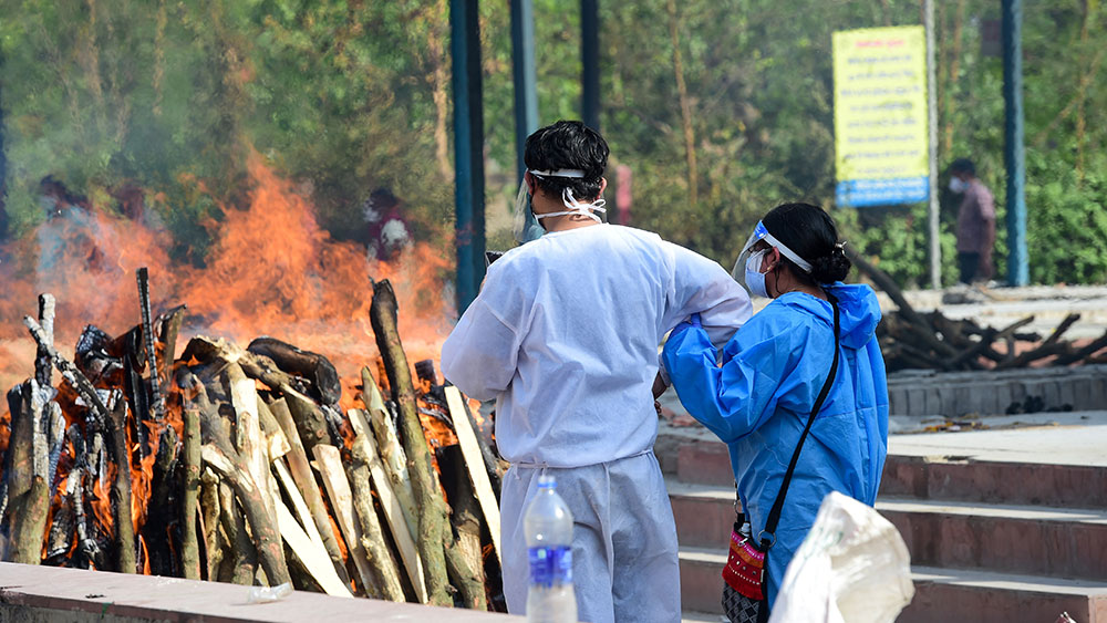 অবিরত চিতা বহ্নিমান নয়ডার শ্মশানেও। মৃত্যুমিছিলের যেন শেষ নেই।