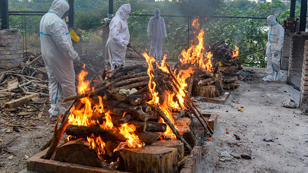 মহারাষ্ট্রের এক শ্মশানঘাটে পর পর চিতায় পঞ্চভূতে বিলীন হয়ে যাচ্ছে কোভিডে মৃতদের নশ্বর দেহ।