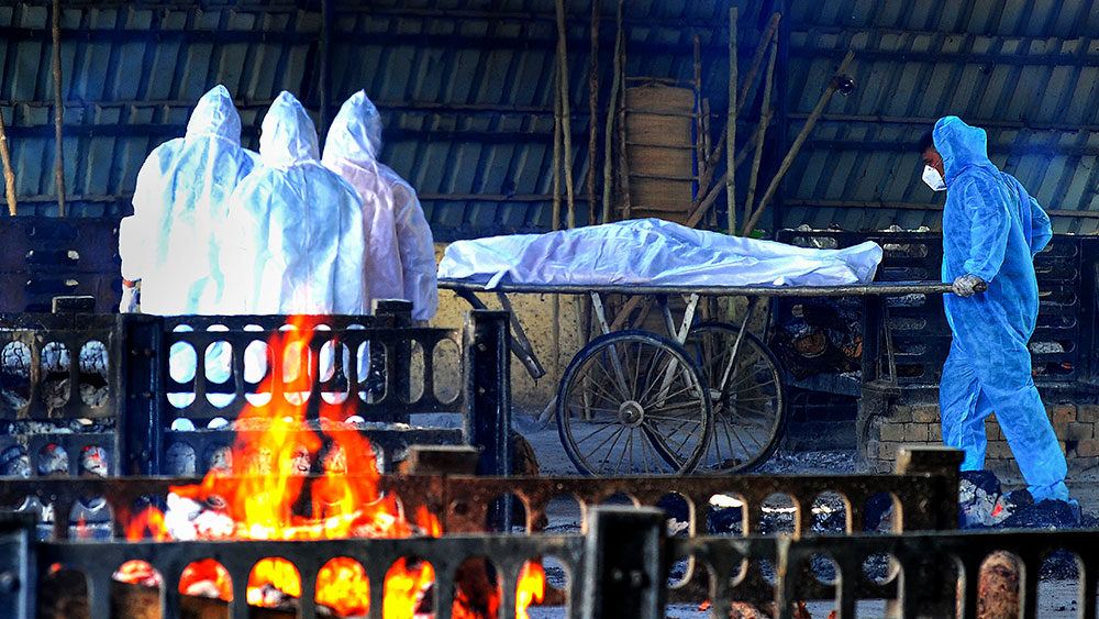 মহারাষ্ট্রের পালঘর জেলার ভাসাইয়ের শ্মশানেও দেখা গিয়েছে একই ছবি। সারিবদ্ধ চিতায় শেষকৃত্য সম্পন্ন হচ্ছে কোভিডে মৃতদের। 