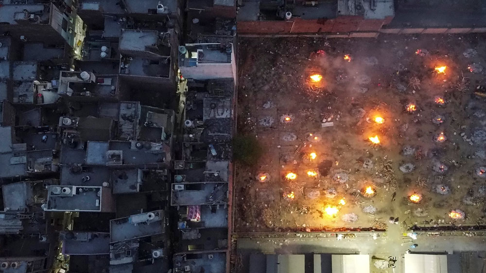 লোকালয়ের পাশেই গড়ে উঠেছে অস্থায়ী শ্মশান।