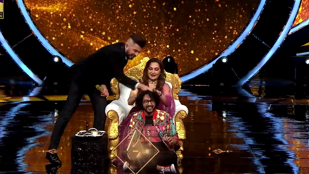 প্রতিযোগীর মাথায় তেল মালিশ করছেন জয়া।