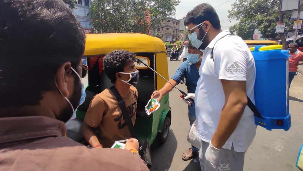 স্যানিটাইজেশন ও মাস্ক বিতরণে নেমেছেন  রাসবিহারীর কংগ্রেস প্রার্থী আশুতোষ চট্টোপাধ্যায়।