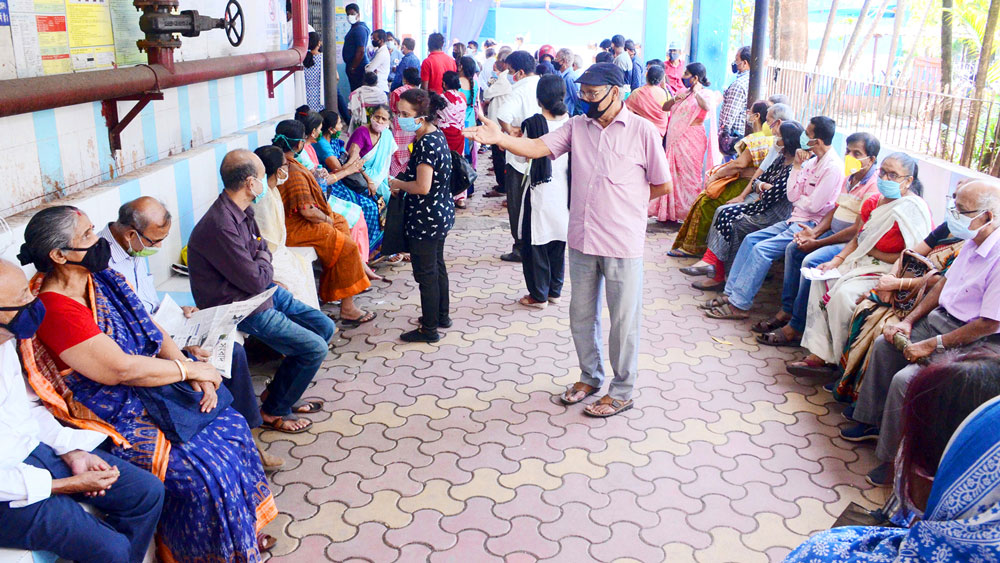 অপেক্ষা: করোনার টিকা নিতে এমনই ভিড় শিলিগুড়ি জেলা হাসপাতালে। ছবি: বিনোদ দাস