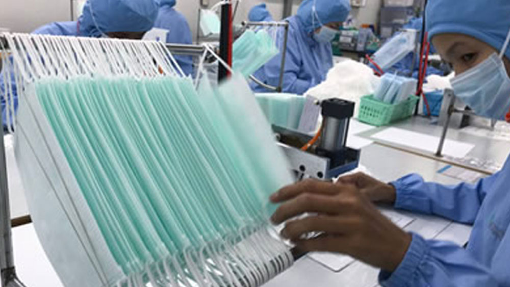 এখনও তাঁরা কোনও মাস্ক, পিপিই উৎপাদনকারী সংস্থার সঙ্গে কথা বলেননি। আরও কিছু দিন গবেষণা চালাতে চান তাঁরা। তার পরই বাণিজ্যিক উৎপাদনের জন্য এই উপাদানের ফর্মূলা বিভিন্ন সংস্থার সঙ্গে ভাগ করে নেবেন তাঁরা।