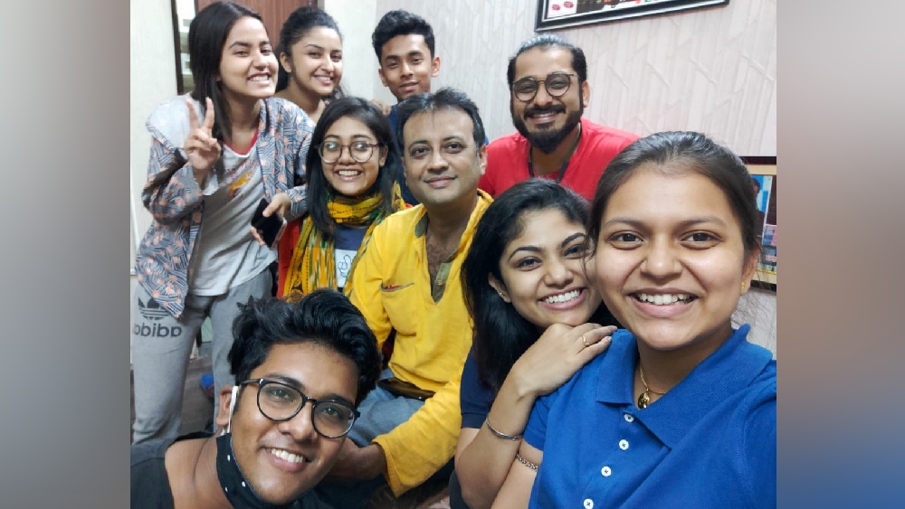 (বাঁ-দিক থেকে) অনুরাগ, বিদীপ্তা, জ্যোতি, অনুষ্কা, সৌম্যদীপ, রাহুল, মন্দিরা, নীহারিকা।