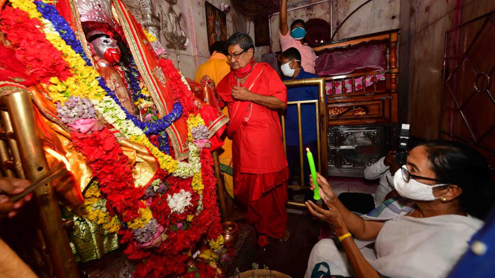 তারাপীঠে পুজো দিচ্ছেন মমতা।