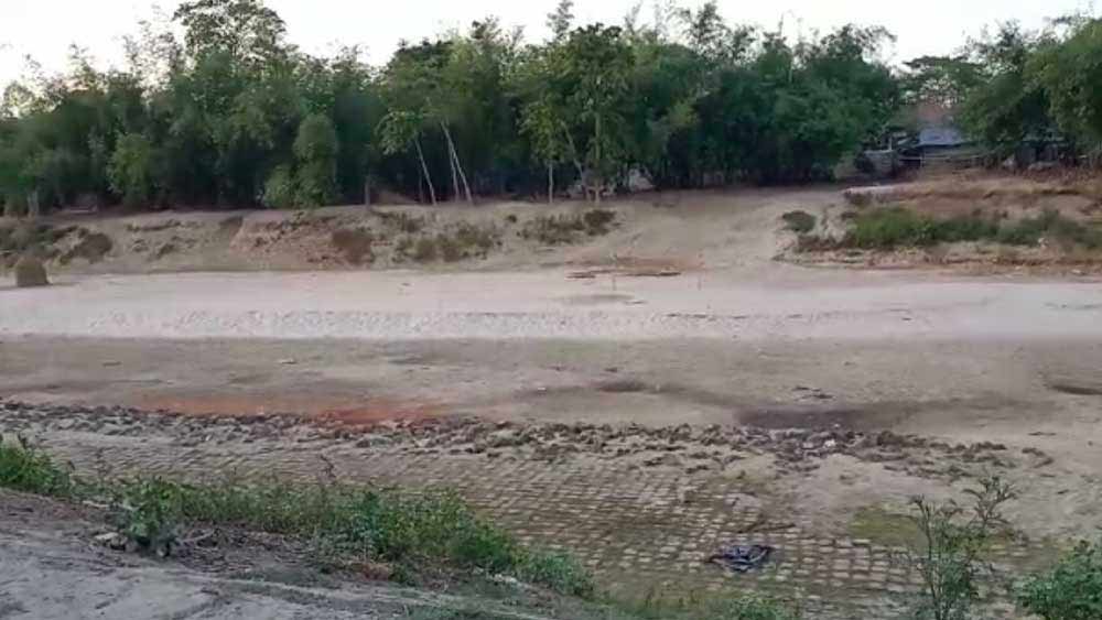 নদী পেরোলেই বাংলাদেশ।