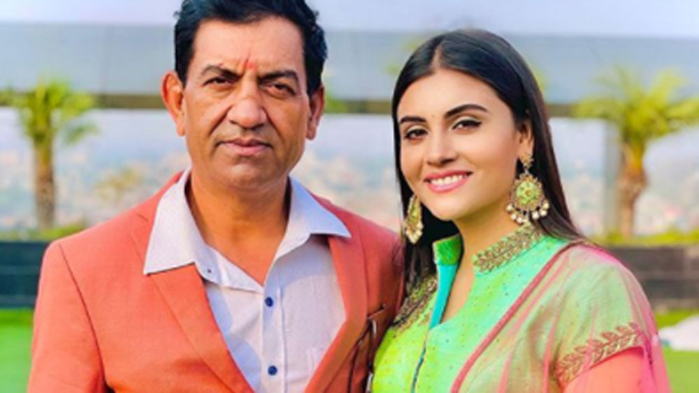 তাঁর বাবা লোকেন্দ্র সিংহ চাহর বিমানবাহিনীর অবসরপ্রাপ্ত অফিসার এবং মা ফ্লোরেন্স রাবাদা একজন আইনজীবী।