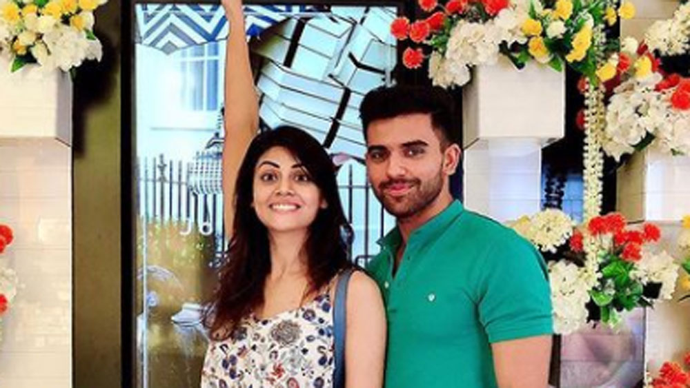 পরে জানা যায় তিনি চেন্নাই সুপার কিংসের পেসার দীপকের বোন। ভাইকে সমর্থন করতেই ওই দিন মাঠে হাজির ছিলেন।