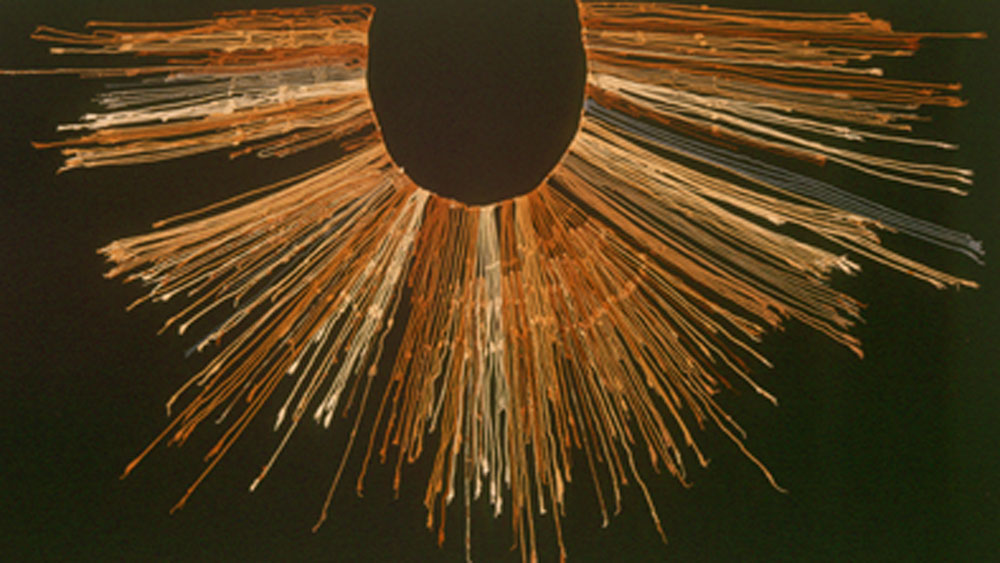 কী রঙের সুতো, কতগুলি গিঁট দিচ্ছেন, দু’টি গিঁটের মধ্যে দূরত্ব কতটা— এ সব দেখেই তাঁরা বুঝে যেতেন কী তথ্য রয়েছে তাতে। ইনকা সভ্যতা থেকে এ রকম গিঁট বাঁধা দড়়ি কিংবা সুতোর খোঁজ আগেও পেয়েছেন বিশেষজ্ঞরা। কিন্তু এত দিন তার ভিতরে লুকিয়ে থাকা গোপন তথ্য বুঝে উঠতে পারেননি কেউ।