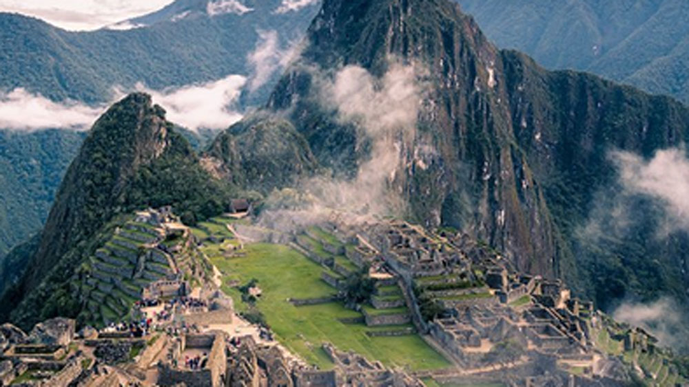 এই ইনকারাই মাচুপিচু শহর গড়ে তুলেছিলেন। পাহাড়ের মাথায় মেঘ ভেদ করে আজও দাঁড়িয়ে রয়েছে এই শহর। পাহাড়ি আঁকাবাঁকা রাস্তা, পাথর দিয়ে সাজানো উন্নত এই শহরে রয়েছে ঝুলন্ত সেতুও। এই শহর বানাতে যে প্রযুক্তির ব্যবহার করতে হয়েছিল তা সত্যিই বিস্ময়কর। এত ভারী ভারী পাথর কী ভাবে তাঁরা পাহাড়ের মাথায় তুলেছিলেন আজকের দিনে দাঁড়িয়েও তা অবাক করে বিশেষজ্ঞদের।