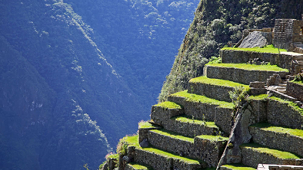 অথচ ইনকাদের সবচেয়ে বড় খামতি ছিল তাঁদের না লিখতে পারা। অন্যান্য সভ্যতার সম্বন্ধে জানার বড় সুবিধা যেখানে তাঁদের নিজস্ব হরফে লিখে রাখা বিভিন্ন তথ্য, লিখিত হরফ না থাকায় ইনকাদের সম্পর্কে বিশেষজ্ঞরা তাই অনেক কিছুই জেনে উঠতে পারছিলেন না।