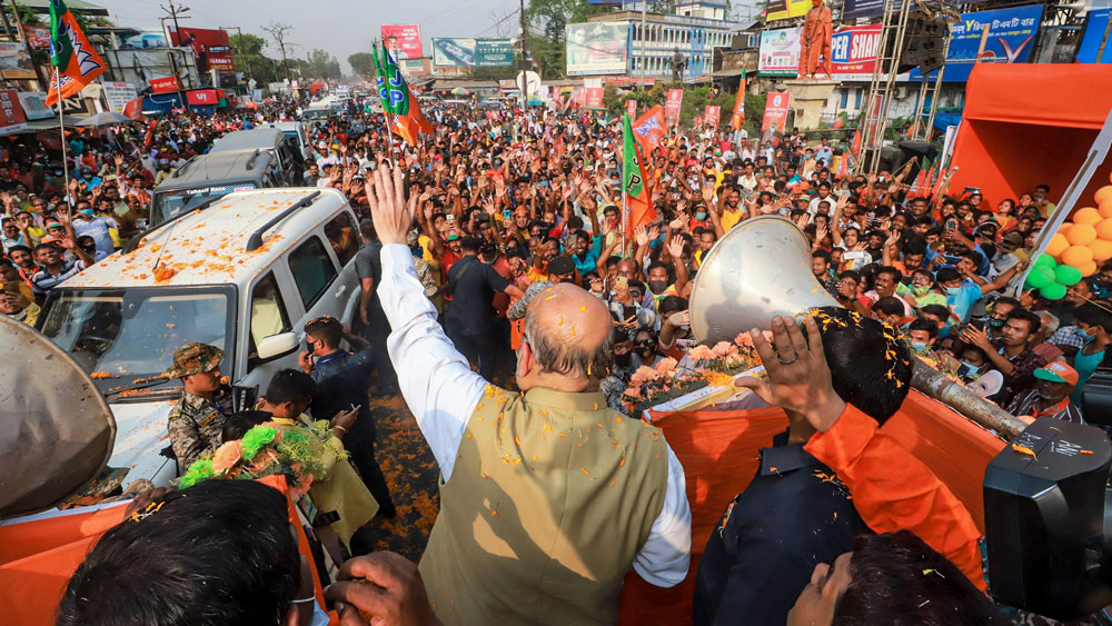 অমিত শাহের র‌্যালিতেও মানা হয়নি দূরত্ববিধি।