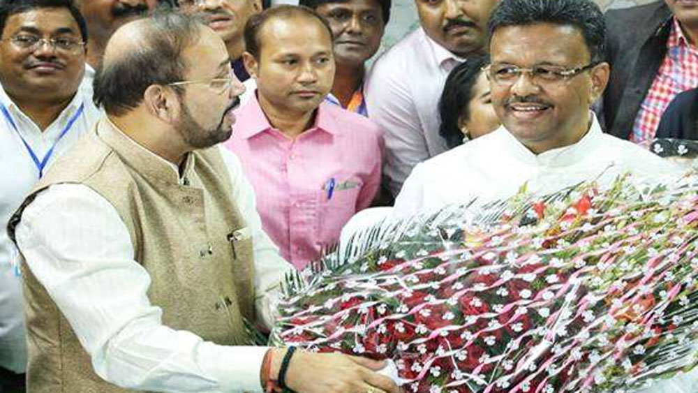 কলকাতা বিশ্ববিদ্যালয়ের অধীনস্থ হেরম্বচন্দ্র কলেজ থেকে ফিরহাদ ১৯৭৯ সালে বাণিজ্য বিভাগে স্নাতক হন।