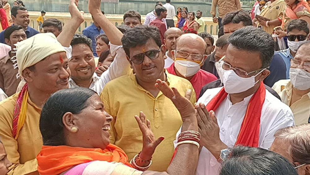 ফিরহাদের নামে এই মুহূর্তে ব্যাঙ্কঋণ নেই। তাঁর স্ত্রীর নামে সাড়ে ১৪ লক্ষ টাকার ব্যাঙ্কঋণ চলছে।