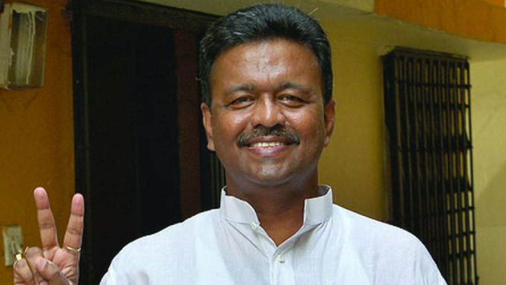 ফ্ল্যাট ও বাড়ি মিলিয়ে মোট চারটি সম্পত্তির কথা উল্লেখ করেছেন ফিরহাদ। এর মধ্যে একটি তিনি উত্তরাধিকার সূত্রে পেয়েছেন। বাকি তিনটির মধ্যে একটি আছে তাঁর নামে। অন্য দু’টির মালিকানা তাঁর স্ত্রীর নামে।