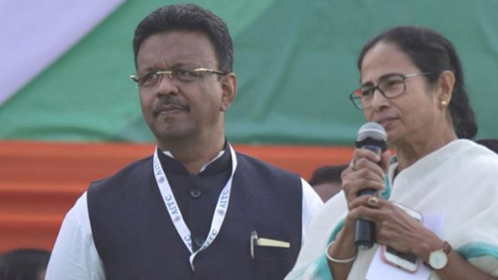 চেতলা সেন্ট্রাল রোডে ফিরহাদের নামে একটি দোকানঘর আছে। ২০১১ সালে তিনি সেটি কিনেছিলেন ৫২ লক্ষ ১০ হাজার ১০০ টাকায়। তাঁর এই সম্পত্তির বর্তমান বাজারদর প্রায় ৭৮ লক্ষ টাকা।