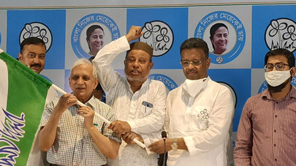 ফিরহাদের নামে নথিভুক্ত রয়েছে ‘হাকিম কেমিক্যালস’। সংস্থায় তিনি বিনিয়োগ করেছেন প্রায় ১ কোটি ৭৩ লক্ষ ৯৯ হাজার ৬৪৯ টাকা ৩০ পয়সা। তাঁর স্ত্রী ১ কোটি ৮৯ লক্ষ ৩০ হাজার ৯৬৩ টাকা ৪৪ পয়সা বিনিয়োগ করেছেন ‘স্যানি স্টাইল’-এ।