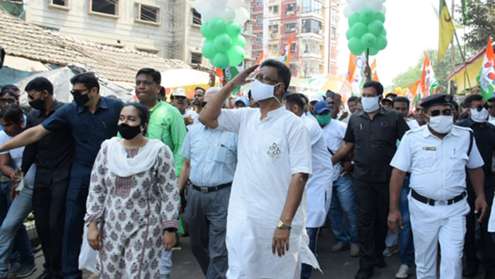 সোনা, রুপো ও মূল্যবান পাথর মিলিয়ে ফিরহাদের কাছে মোট ২০৪ গ্রাম গয়না আছে। যার বাজারদর প্রায় ১৮ লক্ষ টাকা। তাঁর স্ত্রীর কাছে থাকা ৬৩০ গ্রাম গয়নার মূল্য প্রায় ২৪ লক্ষ টাকা।