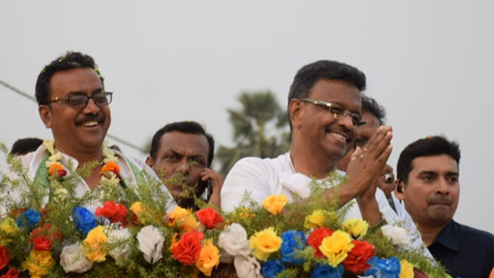 ফিরহাদের নামে কোনও গাড়ি নেই। তাঁর স্ত্রীর নামে একটি হন্ডা সিআরভি ২.০ সিভিটি আছে। কেনার সময় যার দাম ছিল ২৭ লক্ষ ১৮ হাজার ২০৩ টাকা।