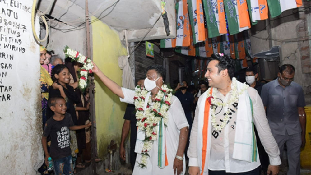 তাঁর স্ত্রীর নামে ব্যাঙ্কে জমা আছে ২ কোটি ৩০ লক্ষ ২৭ হাজার ৪৩৯ টাকা ৯০ পয়সা।