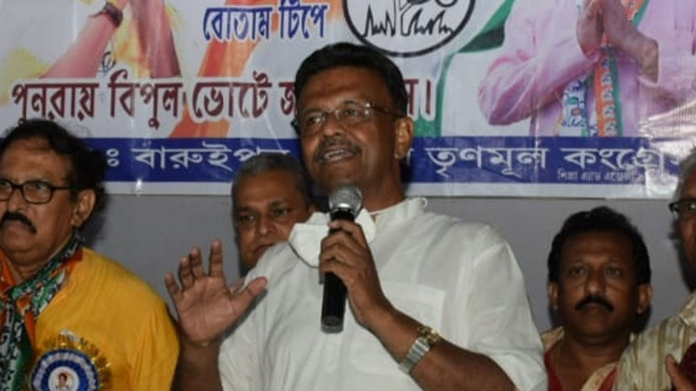 তাঁর স্ত্রী ইসমত উপার্জন করেছিলেন ১ কোটি ৩২ লক্ষ ৫৪ হাজার ২৫০ টাকা। ৩ সন্তানের মধ্যে ছোট মেয়ে আফশা এখনও তাঁদের উপর নির্ভরশীল বলে জানিয়েছেন ফিরহাদ হাকিম।