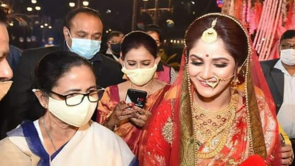 মুখ্যমন্ত্রীর সঙ্গে তৃণা।