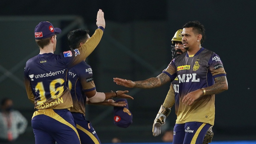 অনেক দিন পর বল হাতে পুরনো সুনীল নারাইনকে দেখা গেল। ছবি - টুইটার।   