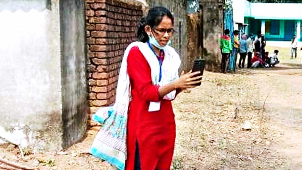 ফেসবুক লাইভ করছেন ঐশী ঘোষ।