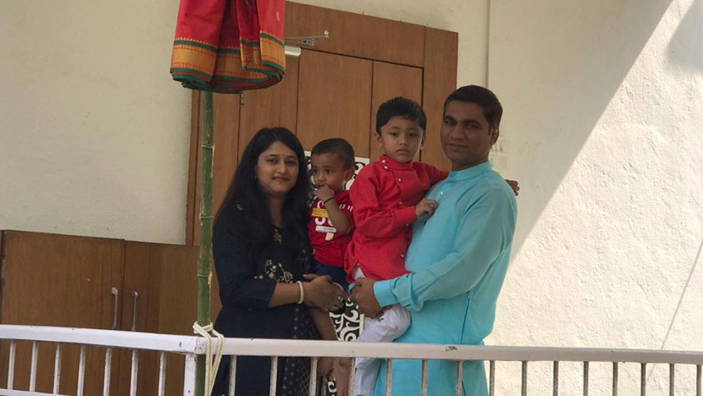 করোনার সময়ে সারা দেশকে পথ দেখিয়েই যে তিনি অনুপ্রেরণা জোগাচ্ছেন তাই নয়, আইএএস রাজেন্দ্রর নিজের জীবন কাহিনিও অনুপ্রেরণা জোগাবে। একা মায়ের সন্তান রাজেন্দ্র ছোট থেকেই অনেক অভাবের মধ্যেই বড় হয়েছেন। আইএএস হওয়ার আগে পর্যন্ত কুঁড়ে ঘরে কাটিয়েছেন তিনি। সরকারি স্কুলে পড়াশোনা করেছেন।