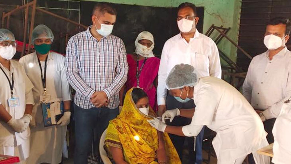 এ ছাড়া ৪৫ বছরের ঊর্ধ্বে সকলের কাছে টিকা পৌঁছে দিতেও তিনি বদ্ধপরিকর। জেলার প্রত্যন্ত প্রান্তগুলিতে ১৬টি আলাদা গাড়িতে প্রতিষেধক পৌঁছে দিচ্ছেন ঘরে ঘরে।