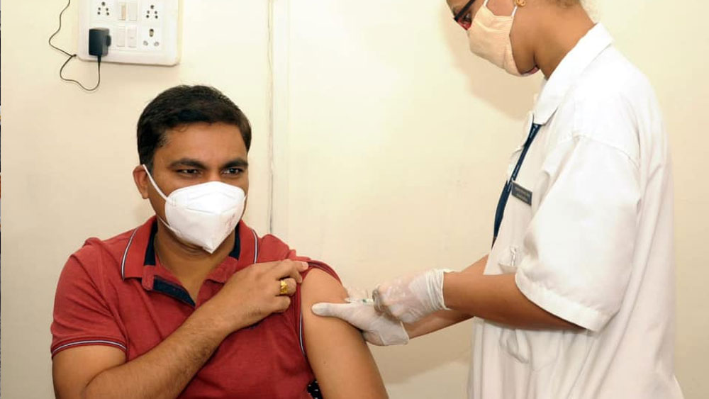 রোগীদের মধ্যে সামান্যতম শ্বাসকষ্ট দেখা দিলেই তাঁদের অক্সিজেন দেওয়া হচ্ছে। শুরুতেই রোগীকে অক্সিজেন দিতে পারলে সম্মিলিত ভাবে রোগীদের মধ্যে অক্সিজেনের চাহিদাও কিছুটা কমে। এমনটাই মনে করেন তিনি।