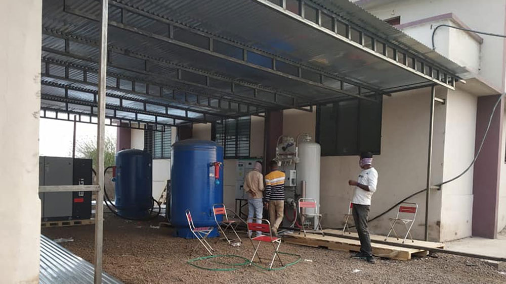 আর এই মুহূর্তে সারা দেশের কাছে যা সবচেয়ে উদ্বেগের, সেই অক্সিজেনের অভাবে যাতে মানুষ না মারা যান তার জন্য ইতিমধ্যেই দুটো অক্সিজেন প্ল্যান্ট তৈরি করে ফেলেছেন তিনি।