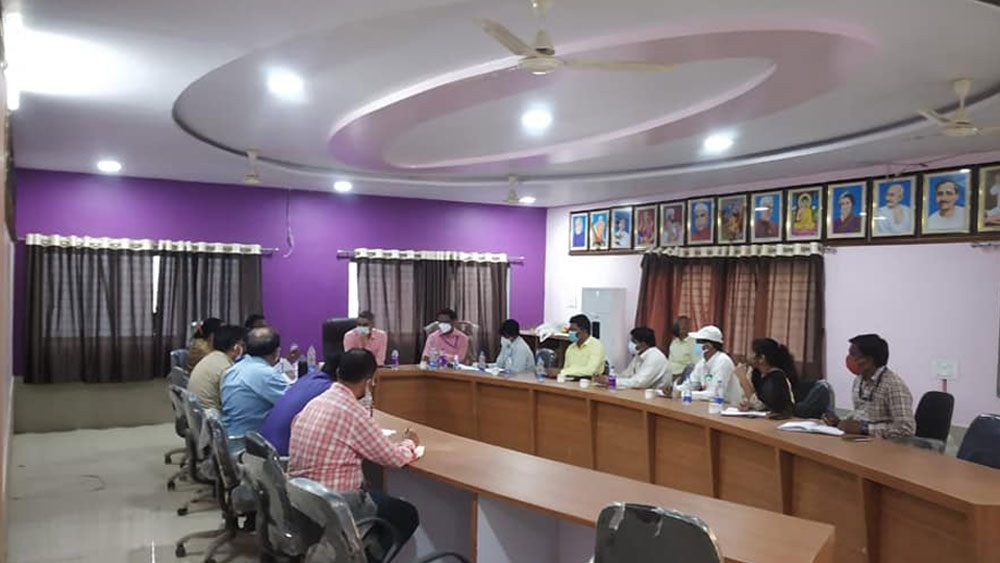 করোনার প্রথম ঢেউ সামলে যখন সারা দেশ প্রায় নিশ্চিন্ত হয়ে পড়েছিল, বিভিন্ন স্তরের কর্মীদের মধ্যে গা ছাড়া ভাব দেখা দিয়েছিল, তখন এতটুকু সময় নষ্ট না করে দ্বিতীয় ঢেউয়ের জন্য প্রস্তুতি নিতে শুরু করে দিয়েছিলেন তিনি।