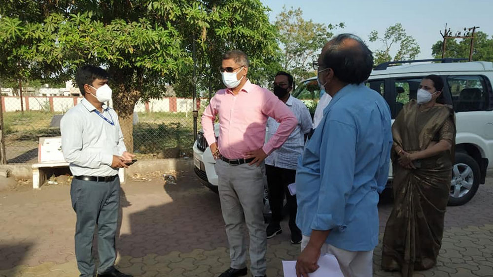 রোজকার সংক্রমণ ১২০০ থেকে ৩০০-তে নেমে এসেছে এখানে। এর রূপকার নন্দুরবারের জেলাশাসক চিকিৎসক রাজেন্দ্র ভারুদ। চিকিৎসক, নার্স, স্বেচ্ছাসেবক, সরকারি বিভিন্ন কর্মী সকলকে সঙ্গে নিয়েই তিনি অতিমারির সঙ্গে লড়াইয়ের এই রূপরেখা তৈরি করেছেন।