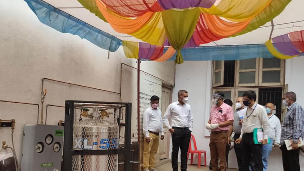 দুটো অক্সিজেন প্ল্যান্ট থেকে সমস্ত সঙ্কটাজনক রোগীকে অক্সিজেনও সরবরাহ করা হচ্ছে। গুজরাত, মধ্যপ্রদেশ থেকেও রোগী এসে ভর্তি হচ্ছেন প্রত্যন্ত এই জেলার হাসপাতালে।