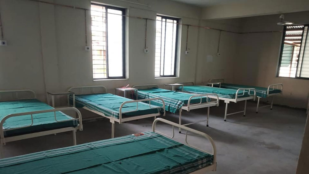 ওই জেলার নাম নন্দুরবার। জনসংখ্যা ১৬ লাখ। দেশের অন্যান্য রাজ্যে যেখানে হাসপাতালে বেড নেই, জীবনদায়ী ওষুধ অমিল, অক্সিজেনের হাহাকার, সেখানে এই জেলায় এখনও বেশ কিছু শয্যা খালি পড়ে রয়েছে।