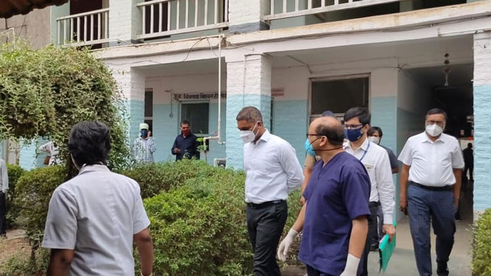 বিস্ময়ের বিষয় দেশের করোনা সংক্রমণ নিয়ে উদ্বিগ্ন হয়ে পড়া রাজ্যগুলির মধ্যে মহারাষ্ট্র অন্যতম। অথচ যে জেলার প্রশংসায় এতগুলি কথা খরচ করা হল সেটি মহারাষ্ট্রেরই একটি আদিবাসী অধ্যুষিত জেলা।