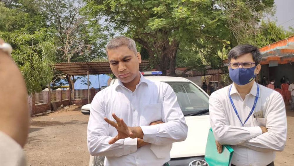 সেখানে এক দিকে দ্বিতীয় ঢেউয়েও যেমন সংক্রমণের সংখ্যা কমতে শুরু করেছে, তেমনই অক্সিজেনের বিন্দুমাত্র ঘাটতি দেখা দেয়নি। বরং আশেপাশের রাজ্য থেকেও চিকিৎসার জন্য এই জেলার উপরই ভরসা করছেন রোগীর পরিজনরা।