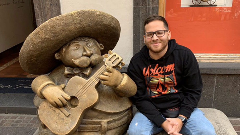 এক দিন কলেজ শুরুর ঠিক আগে স্নান সেরে ক্লাসের জন্য তৈরি হচ্ছিলেন অ্যালেক্সিস। যে মুহূর্তে তিনি গরম জলের মেশিন চালু করেন, সঙ্গে সঙ্গেই সেটিতে বিস্ফোরণ হয়।