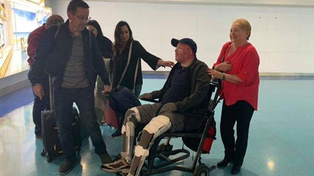 স্থানীয় একটি হাসপাতালে ভর্তি করা হয় তাঁকে। সেখান থেকে তাঁকে নিয়ে যাওয়া হয় টেক্সাসের সেনা হাসপাতালে। পুড়ে যাওয়া রোগীদের চিকিৎসা জন্য সুনাম রয়েছে এই হাসপাতালের।