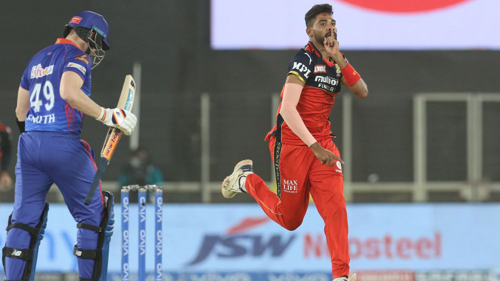 শুধু মার্কাস স্টোইনিস নয়, দিল্লিকেই চুপ করিয়ে দিলেন মহম্মদ সিরাজ। ছবি - টুইটার। 