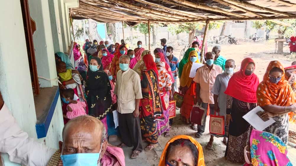 হয়রান: টোনা প্রাথমিক স্বাস্থ্যকেন্দ্রের সামনে ভ্যাকসিনের জন্য দীর্ঘ লাইন। 