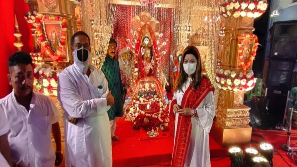 কয়েক দশক আগেই বিনোদন দুনিয়া থেকে তিনি পা রেখেছিলেন রাজনীতিতে। স্বামীর পাশাপাশি নয়না বন্দ্যোপাধ্যায়ও হয়ে উঠেছেন বাংলা-রাজনীতির উল্লেখযোগ্য মুখ। এ বারও তৃণমূল প্রার্থী হিসেবে তিনি প্রতিদ্বন্দ্বিতা করছেন চৌরঙ্গি কেন্দ্র থেকে।