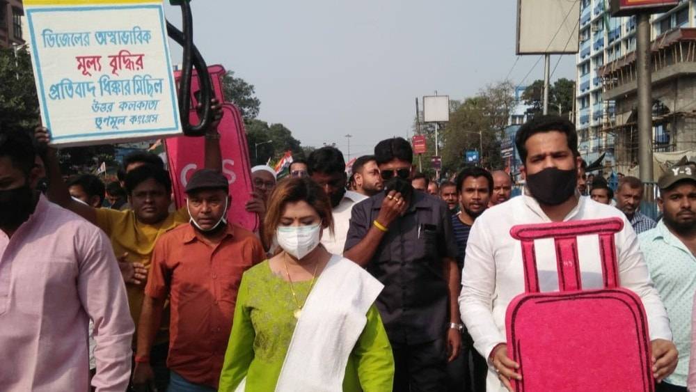 নয়নার স্বামী সুদীপ বন্দ্যোপাধ্যায় উপার্জন করেছেন ২০ লক্ষ ৩৫ হাজার ৭১৬ টাকা।