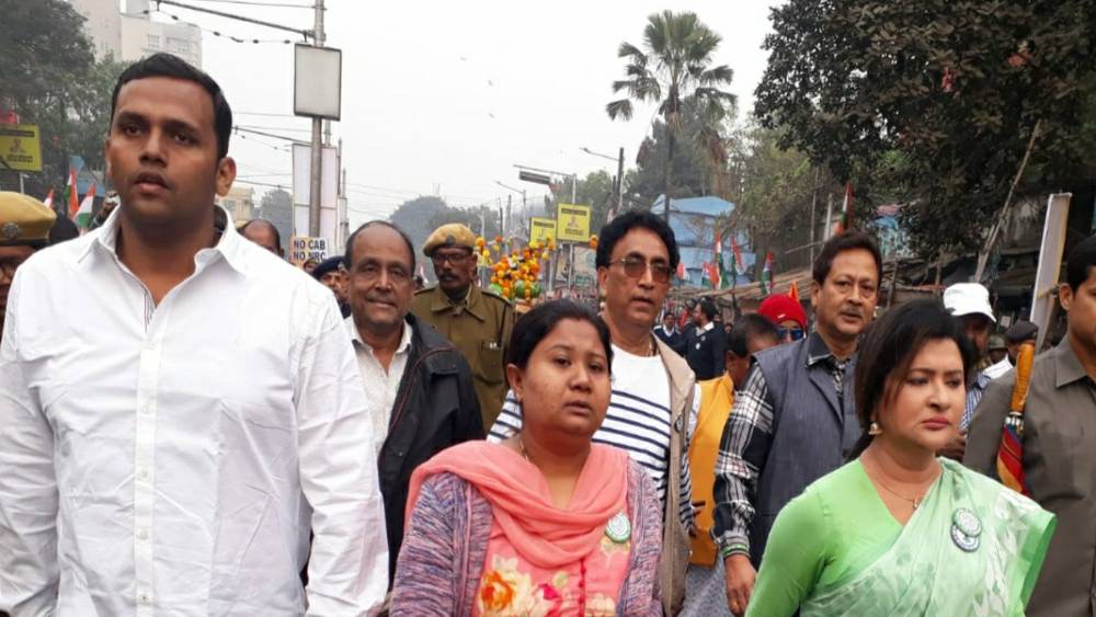 ডাকঘর সঞ্চয় প্রকল্পে নয়না এবং সুদীপের নামে যৌথ ভাবে গচ্ছিত আছে ৫ লক্ষ ৫৯ হাজার ৩৩৩ টাকা।