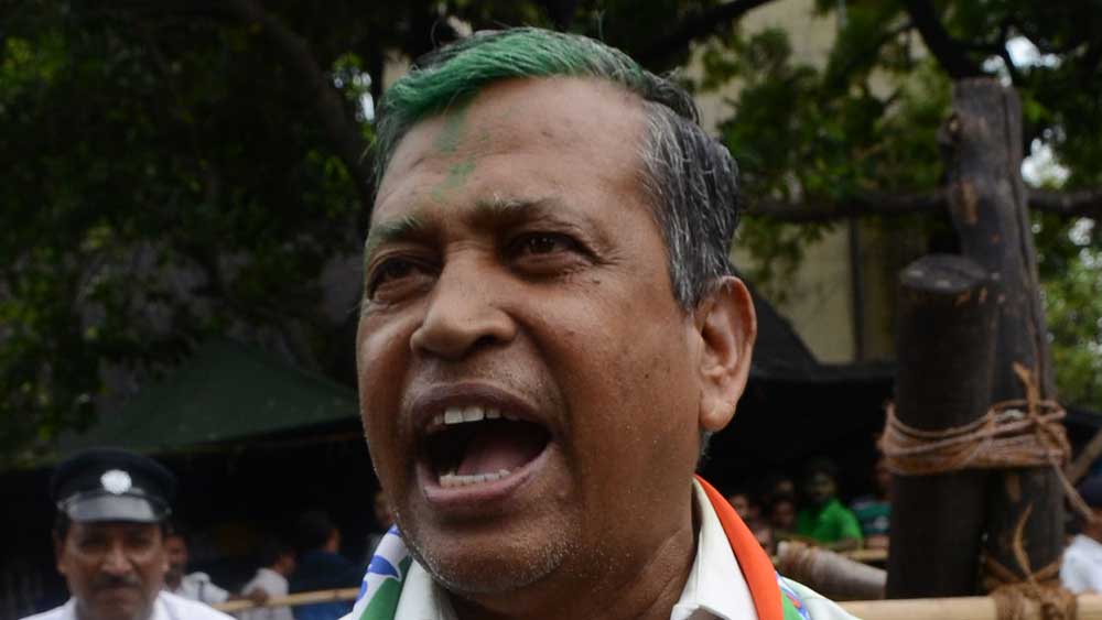 নির্বাচন কমিশনের কাছে হলফনামায় নিজের সম্পত্তির বিবরণ দিয়েছেন পরেশ। ২০১৯-২০ আর্থিক বর্ষে তাঁর উপার্জন ২ লক্ষ ৭১ হাজার ৯০ টাকা।