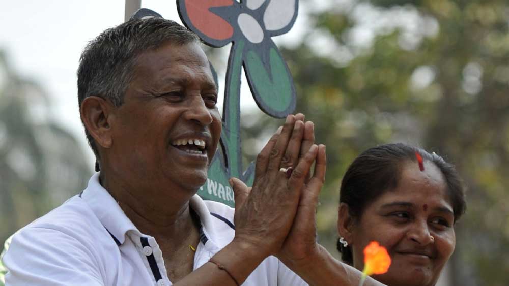 এই মুহূর্তে পরেশের হাতে আছে ১৭ হাজার ৭৬৮ টাকা। বিভিন্ন ব্যাঙ্ক অ্যাকাউন্টে পরেশের নামে গচ্ছিত আছে যথাক্রমে ৪৫ লক্ষ ৩৮ হাজার ২৬০ টাকা, ২ লক্ষ ১৯ হাজার ৮২১ টাকা, ২৬ হাজার ১০৬ টাকা, ১০ হাজার ৮৪০ টাকা এবং ২ হাজার টাকা।