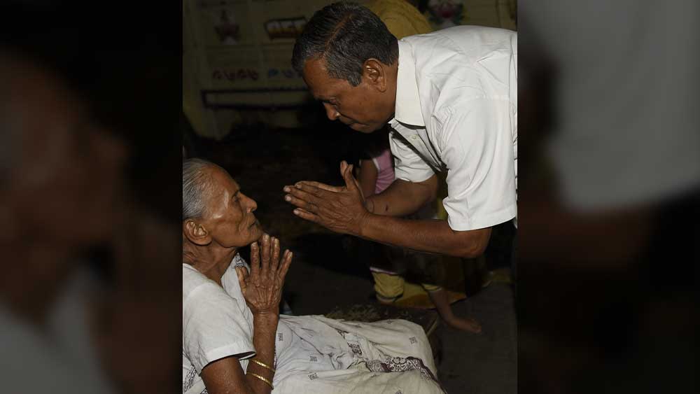 শেয়ারবাজার এবং জীবনবিমায় পরেশ কিছু বিনিয়োগ করেননি।