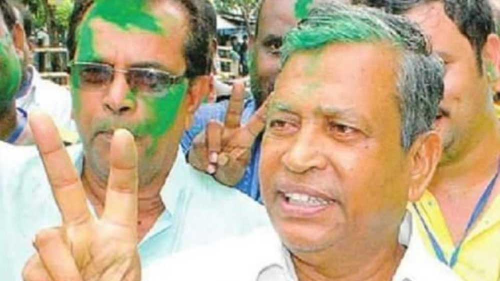 ১৯৯৯ এবং ২০০৫ সালে তিনি জমি দু’টি কিনেছিলেন যথাক্রমে ১ লক্ষ ৭ হাজার ৬৪৬ টাকায় এবং ২ লক্ষ ২ হাজার ১৯৬ টাকায়। বর্তমানে জমি দু’টির বাজারদর যথাক্রমে ২ কোটি ৬১ লক্ষ ২৫ হাজার এবং ৭৬ লক্ষ ৩২ হাজার টাকা।